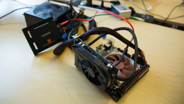 Das Kaveri-System mit dem Gigabyte GA-F2A88XN-Wifi und Sapphires Radeon R7 250 (Bild: Fabian Hamacher/Golem.de)